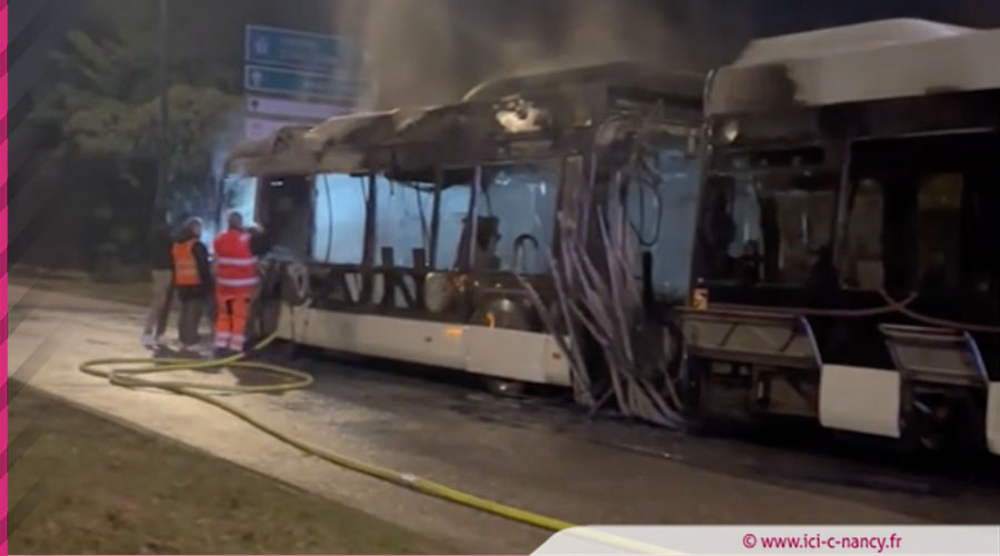Un bus à haut niveau de service du réseau Stan du Grand Nancy a pris feu, mardi soir 14 janvier 2025 à proximité du pont du Millénaire / crédit ici-c-nancy.fr